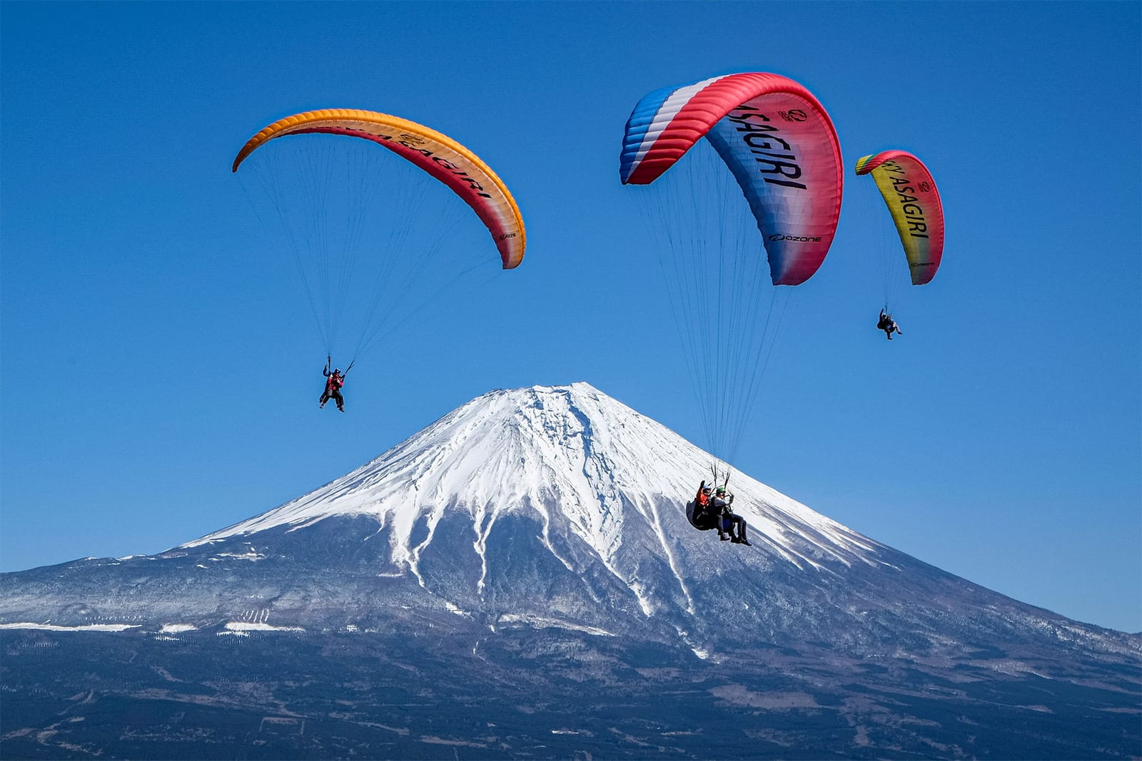 富士山を背景に飛ぶパラグライダー