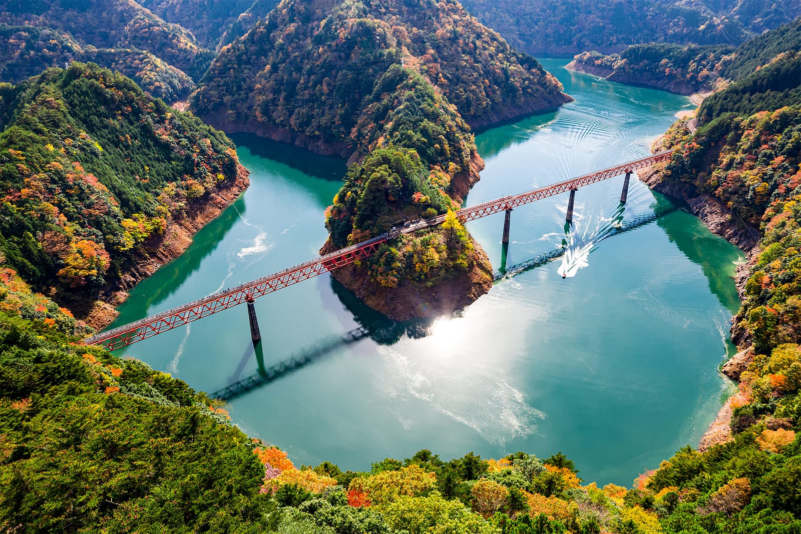 奥大井の湖上を渡る赤い鉄橋