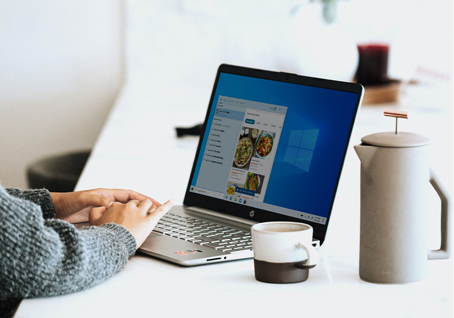 ドリームサウンドの専門家が、クライアントのプロジェクト成功のために、集中してPCでサポート業務を行っている様子。