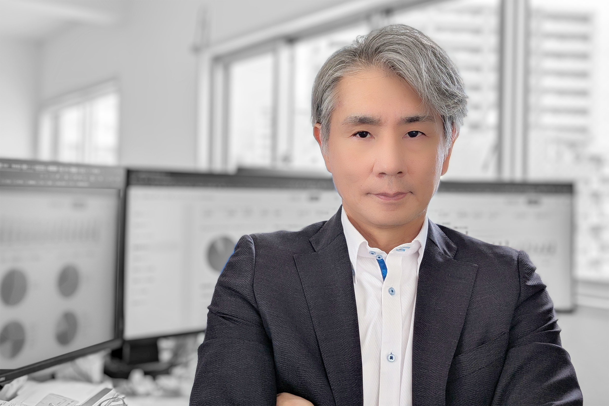 DreamSound CEO データ分析レポートを背景に、腕を組むドリームサウンドのコンサルタント