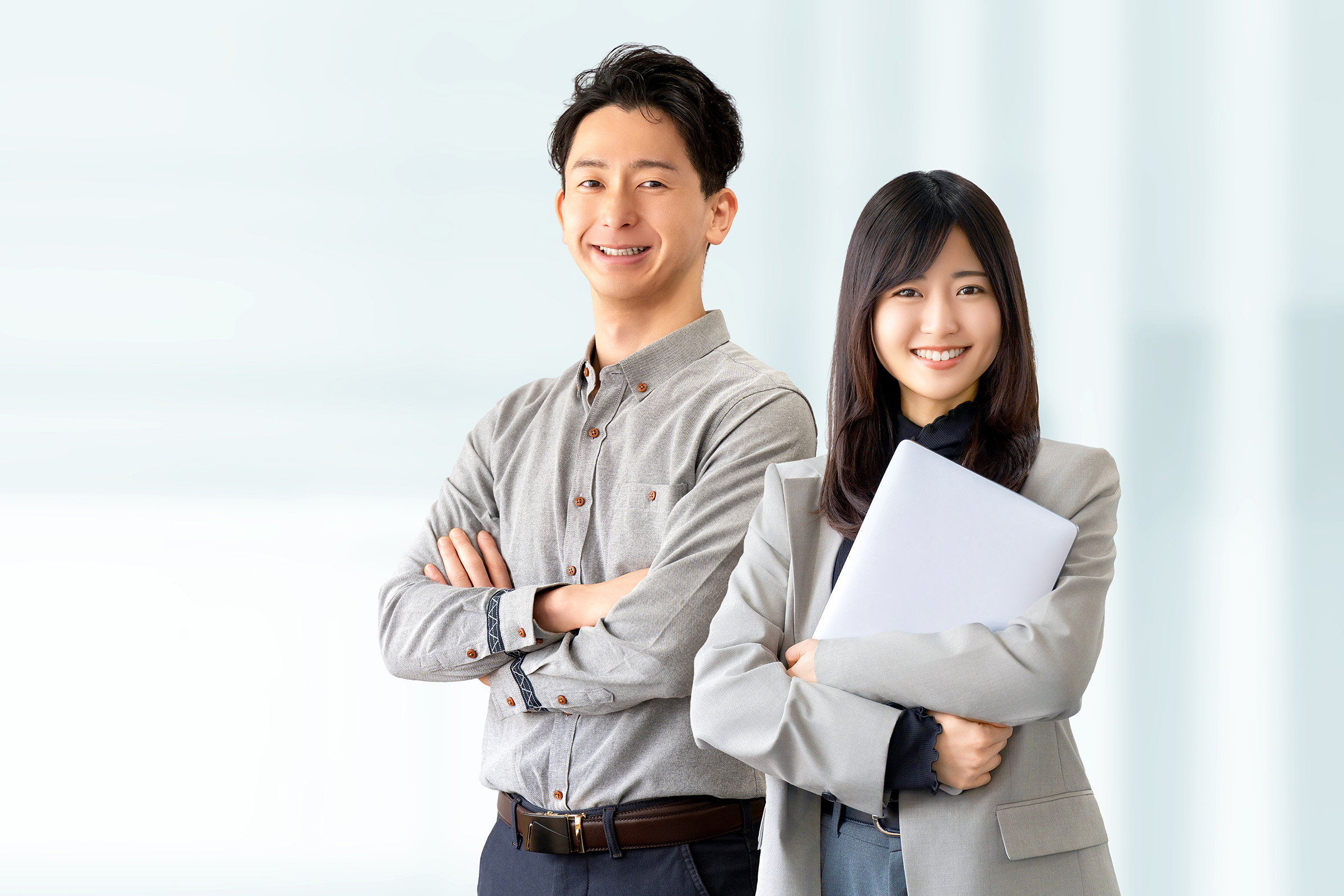 ノートパソコンを持ち、自信に満ちた笑顔で立つドリームサウンドの専門家チーム。クライアントの課題を解決する信頼と実績を象徴している。